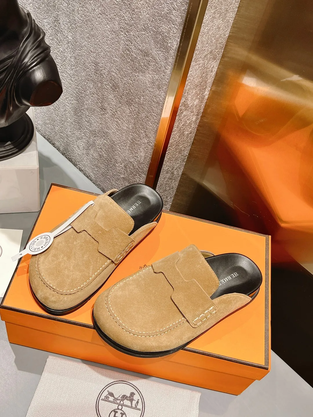 [H Family Hermès] P: 520💰 Size: Male 39-44 (45 customized) Female 35-40 (41 customized) HERMES Hermès' latest couple's cute Birkenstock slippers. Summer really needs versatile slippers. They look good no matter how you match them. They have a casual and high-end feel. The comfort is also great. They are paired with a variety of colorful socks. They are trendy. Hermès 2023 new half slippers are high quality. ●Upper: imported cow suede ●Inner lining: imported sheepskin ●Foot pads: imported mixed sheepskin ●Outsole: Tpu non-slip and wear-resistant outsole
